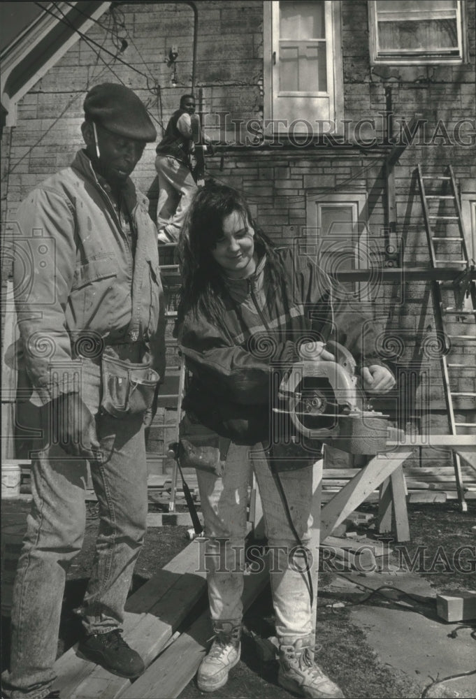 1993 Press Photo Carpenter Bob Jenkins trains Victoria Loop on a circular saw. - Historic Images