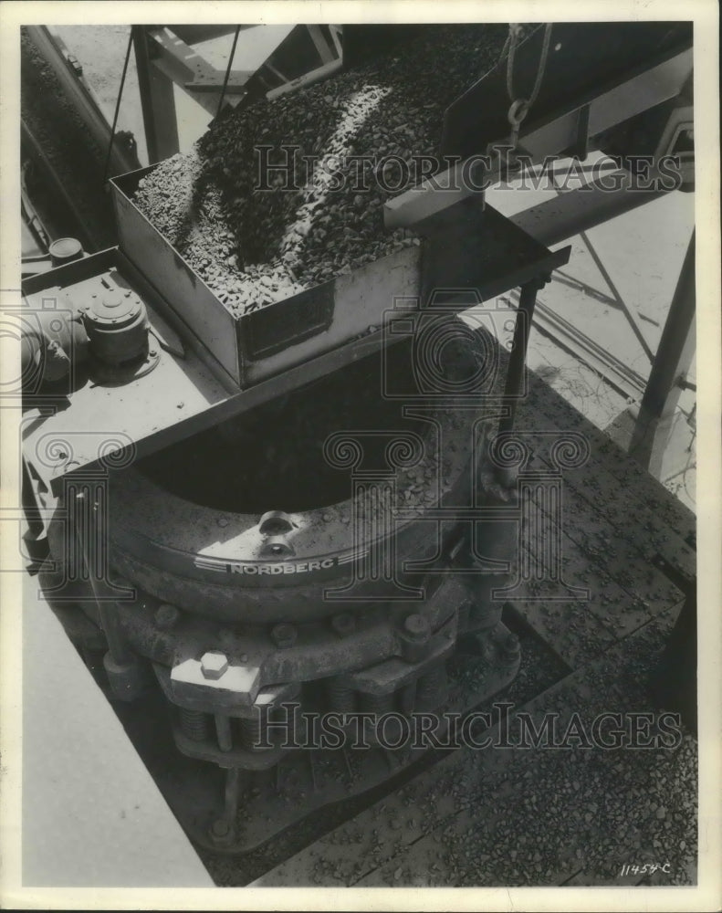 1964 Press Photo Unique crushing machine called Gyradisc made by Nordberg.- Historic Images