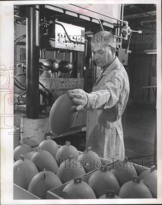 1967 Press Photo Roy Lichtenwalner works the line at Moxness Rubber, Wisconsin- Historic Images