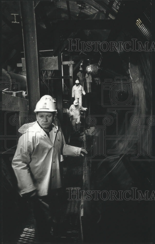  Press Photo Thomas Nardelli on a deep tunnel tour- Historic Images