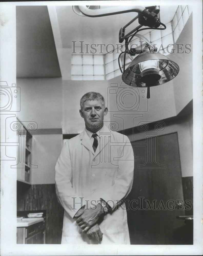 1973 Press Photo Dr. William Nolen, author of book on surgeons - mjb73759
