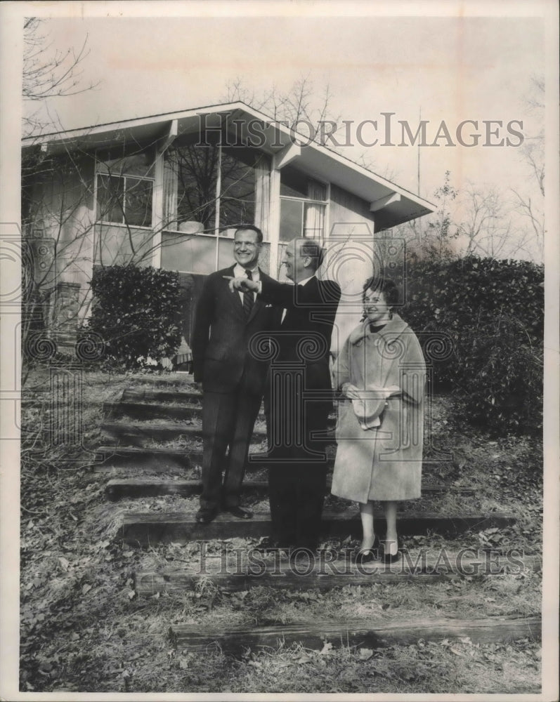 1961 Press Photo Henry Reuss, Ivan Nestingen and his wife - mjb73813- Historic Images