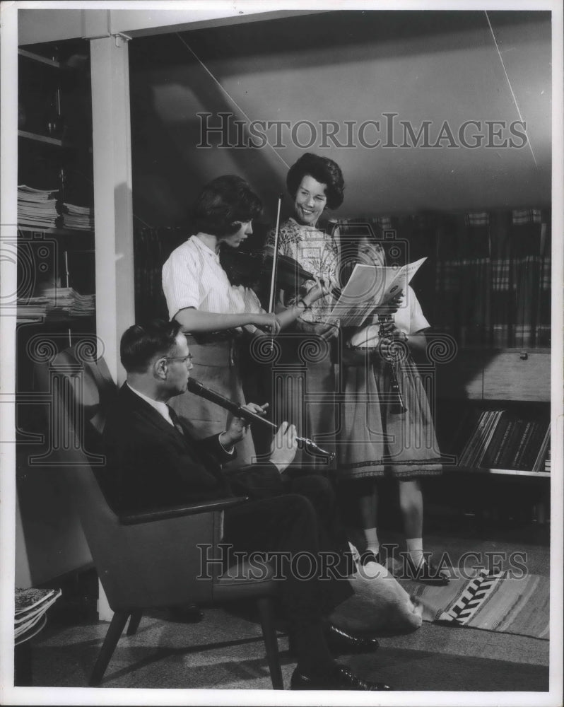 1963 Press Photo Henry Reuss, Wisconsin Congressman from Milwaukee, and family