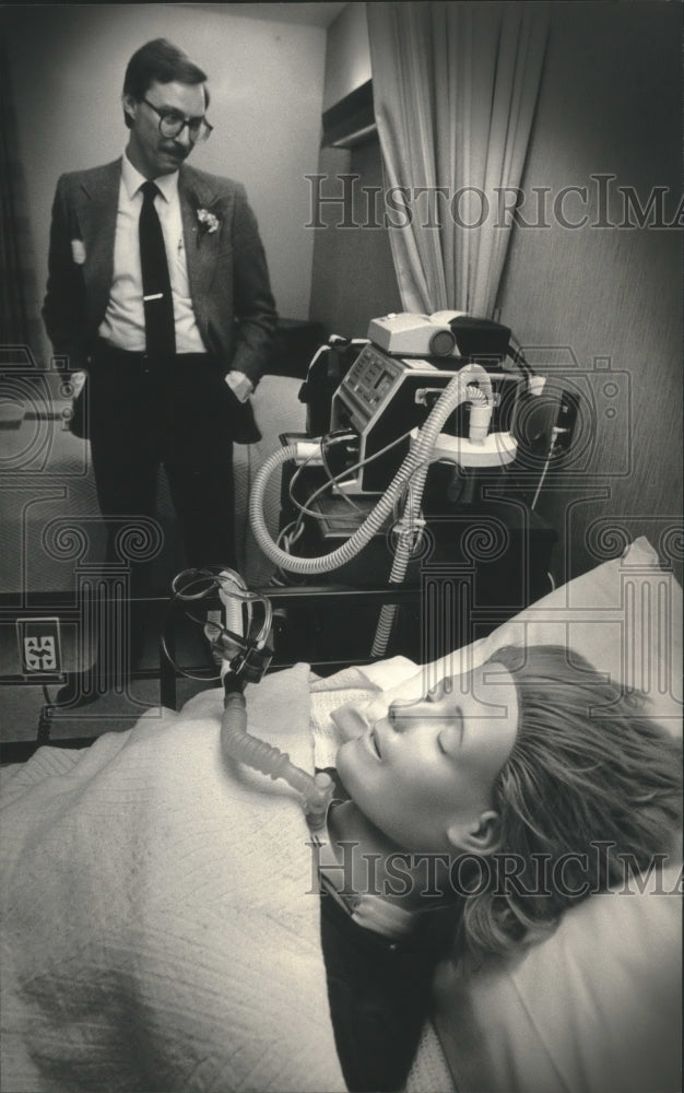 1986 Press Photo Douglas Oglesby, observes dummy on ventilator, Greenfield. - Historic Images