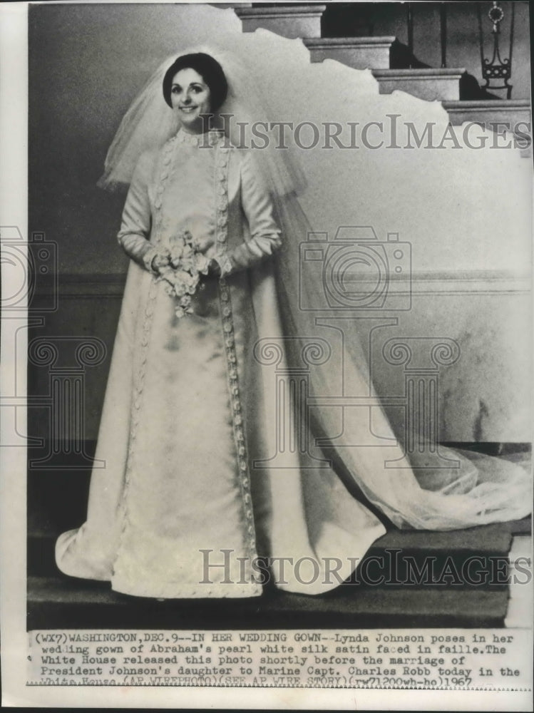 1967 Press Photo Lynda Johnson poses in her wedding gown - mjb74021
