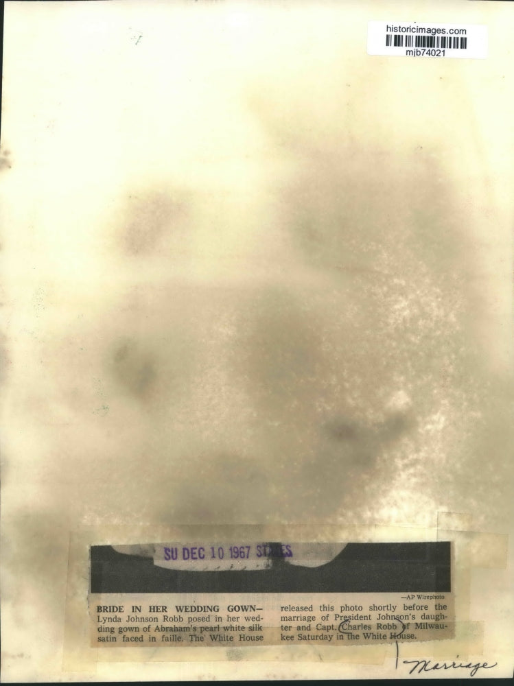 1967 Press Photo Lynda Johnson poses in her wedding gown - mjb74021