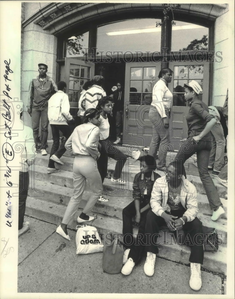 1984 Press Photo students on last day at Milwaukee Messmer High School closing- Historic Images