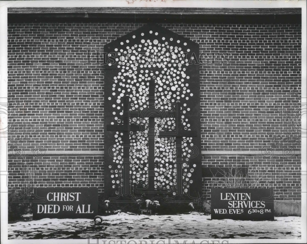 1964 Press Photo Lenten Exhibit at Mount Olive Church, W. Washington Boulevard- Historic Images