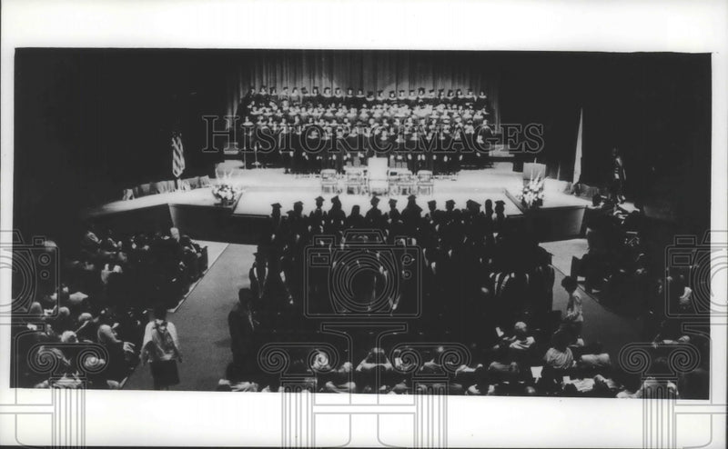 Load image into Gallery viewer, 1978 Press Photo Mount Mary College Commencement in Milwaukee - mjb74133
