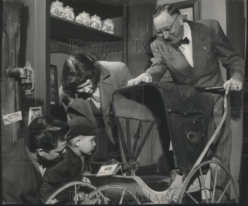 1955 Press Photo Behncke family at museum of Milwaukee County Historical society
