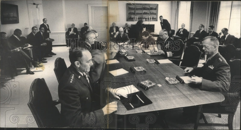 Load image into Gallery viewer, 1970 Press Photo Melvin Laird presides at staff meeting with military personnel
