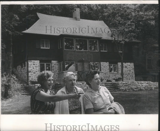 1963 Press Photo Miss Augusta Reuss and friends near the Tyrolean cottage- Historic Images