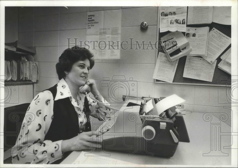 Load image into Gallery viewer, 1975 Press Photo Dolores Mungyer, Milwaukee Police Department Vice Squad
