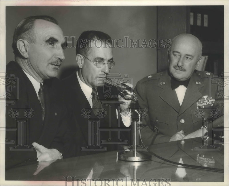 Load image into Gallery viewer, 1951 Press Photo Speakers on foreign policy, Milwaukee Vocational school
