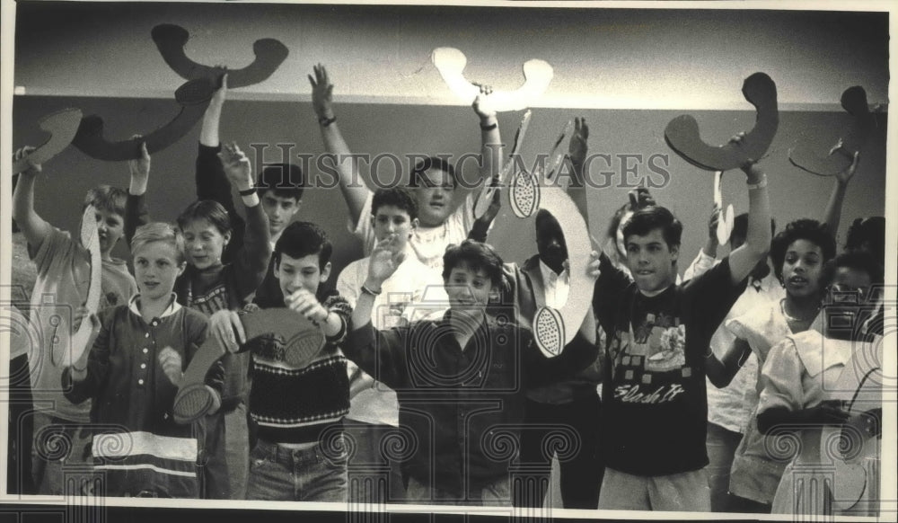 1988 Press Photo Choir at Morse Middle School for Gifted and Talented Milwaukee- Historic Images