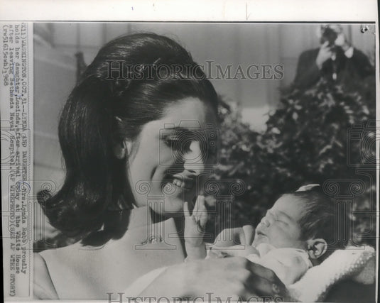 1968 Press Photo Mrs. Lynda Robb holds daughter Lucinda at White House- Historic Images