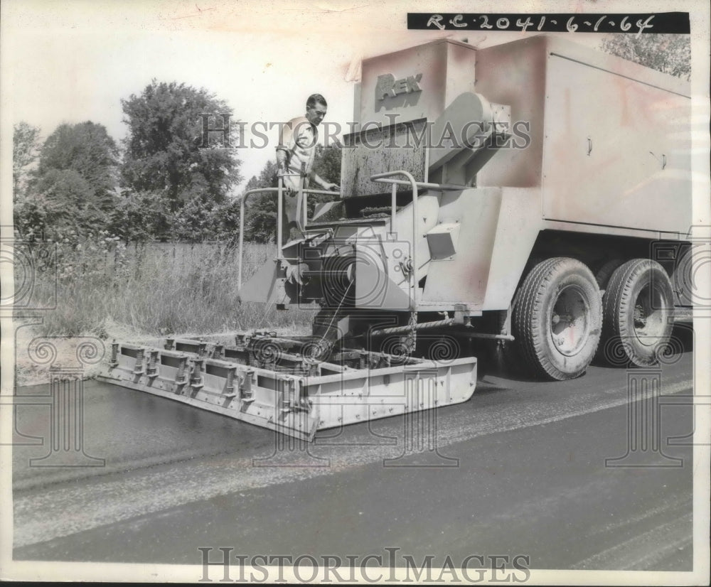 1964 Press Photo Paving Machine by Rex Chain Belt, Atlantic City Equipment Show