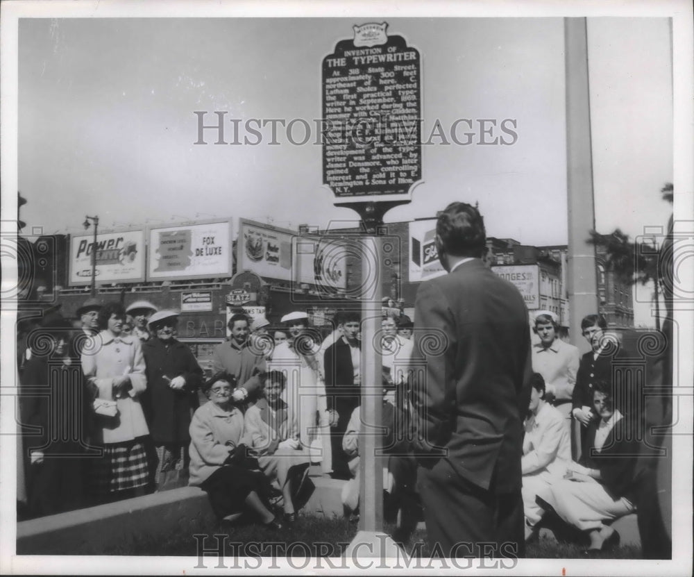 1956 Press Photo Ralph M. Aderman gives welcome address at Milwaukee dedication