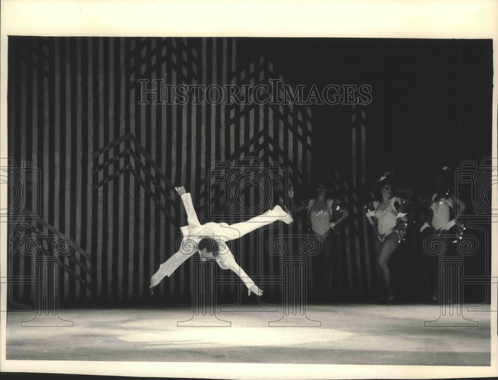 1987 Press Photo Scott Hamilton flips in Festival on Ice at Riverside Theater- Historic Images