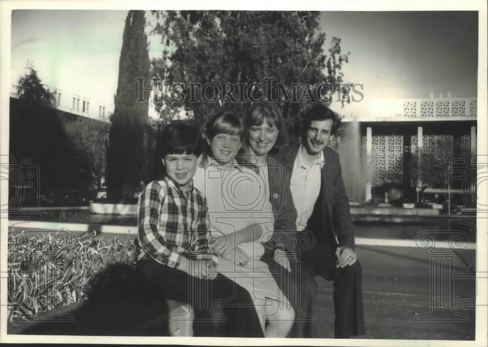 1988 Press Photo Chicago Psychologist, Thomas F Nagy enjoys time with his family- Historic Images