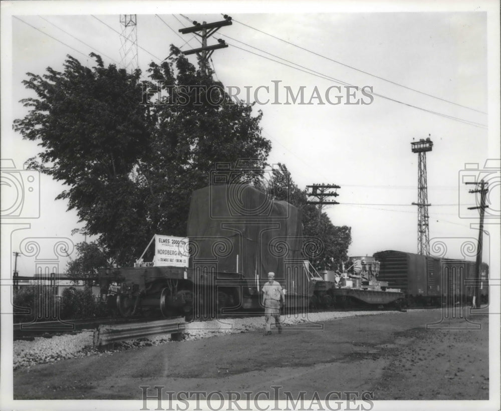 1964 Press Photo Equipment loaded onto train at Nordberg Manufacturing Co., Wisc- Historic Images