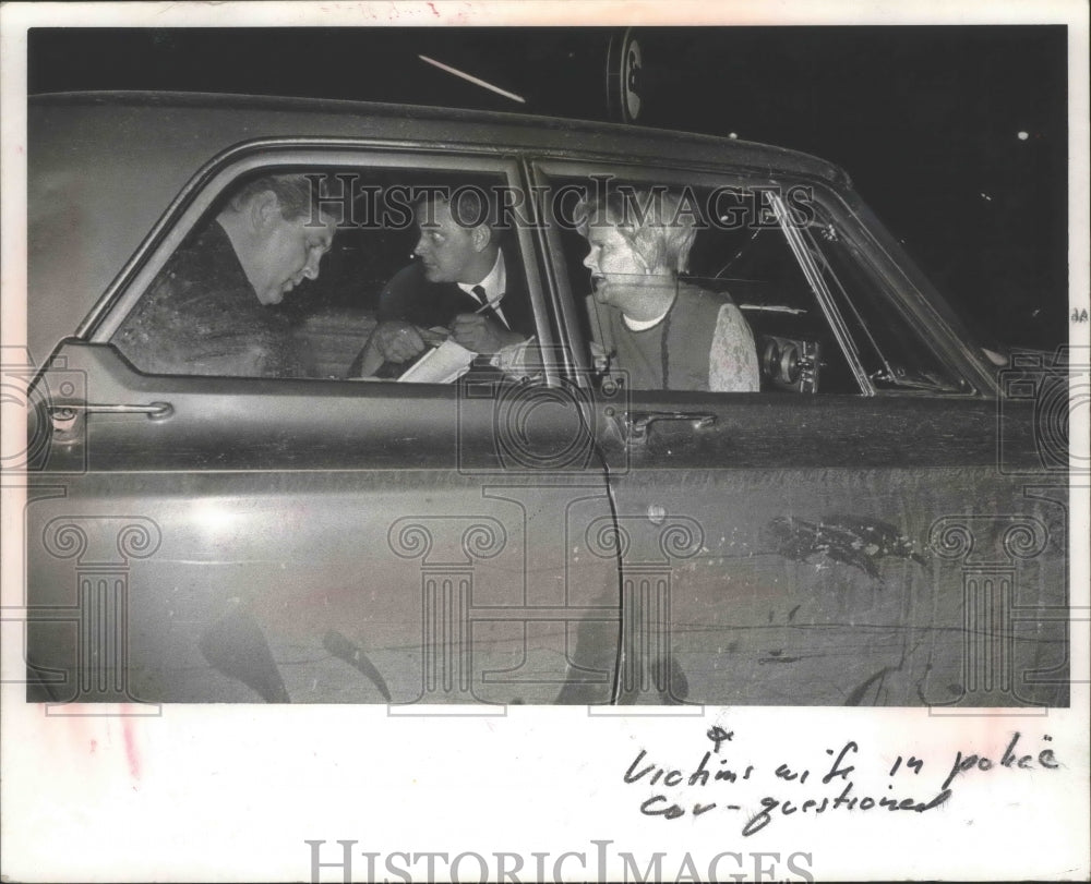 1968 Press Photo Mrs. Irene Mortel speaks with Milwaukee detectives - mjb74611- Historic Images