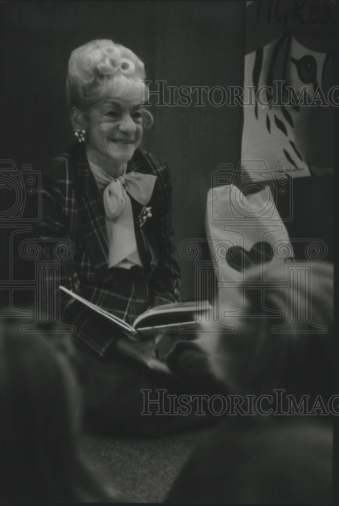 1993 Press Photo Menniette Reichold volunteers at Prairie View Elementary School- Historic Images