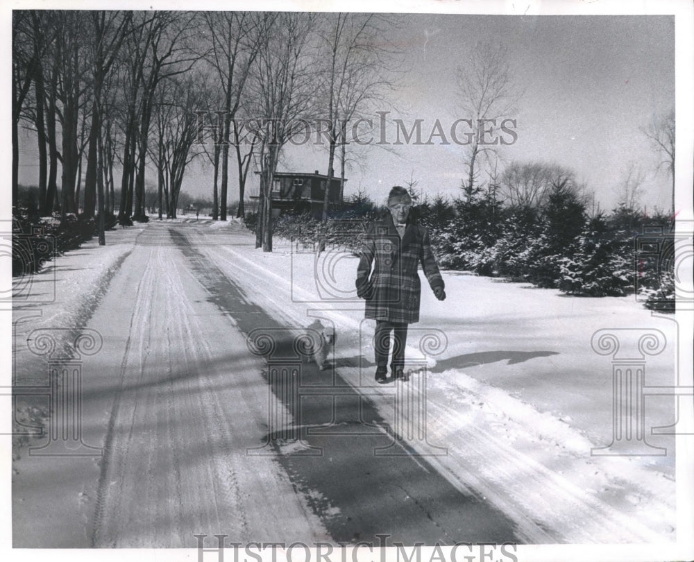 1966 Press Photo William Kellett walks by home past experimental forest- Historic Images