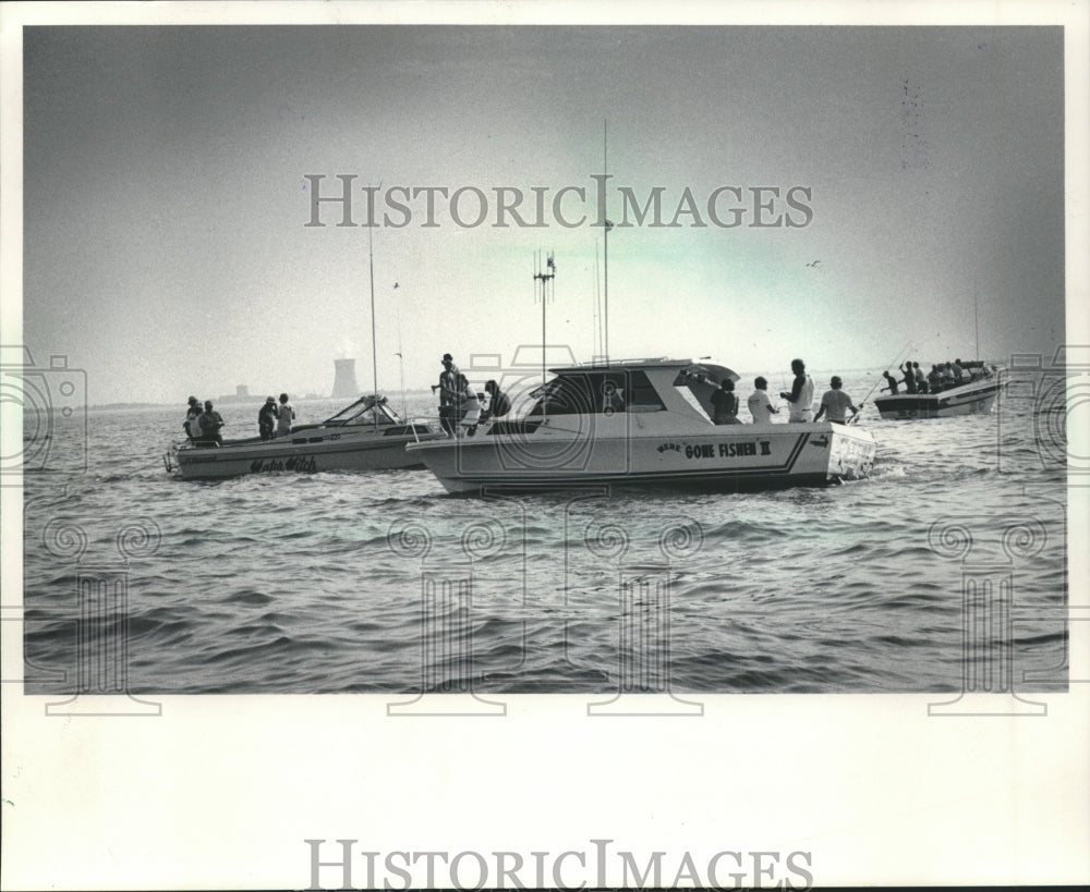 1984 Press Photo Fisherman on Lake Erie with Ohio Shoreline in background- Historic Images