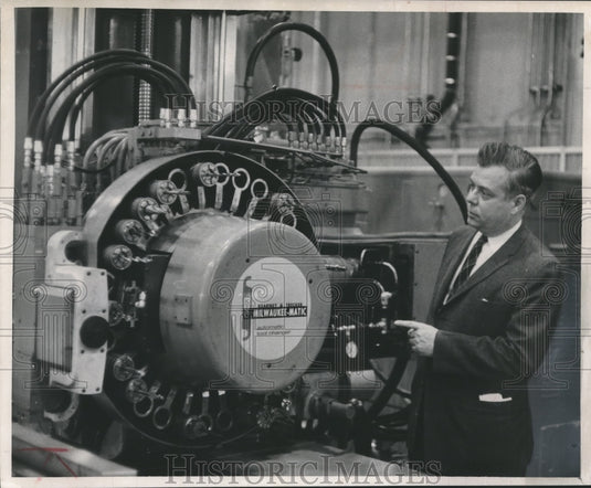 1958 Press Photo Robert Sedgwick, assistant chief engineer at Kearney & Trecker- Historic Images