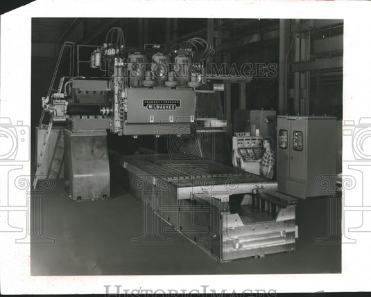 1963 Press Photo Kearney & Trecker make big machine tools like this one.- Historic Images
