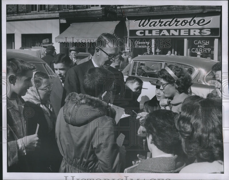 Load image into Gallery viewer, 1956 Press Photo Senator Kefauver presidential campaign in Janesville

