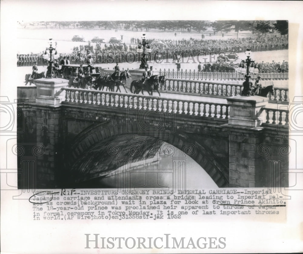 1952 Press Photo Crowds wait to see Crown Prince Akihito pass in Royal carriage