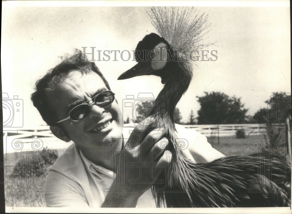 1983 Press Photo George Archibald held a crown crane at Baraboo- Historic Images