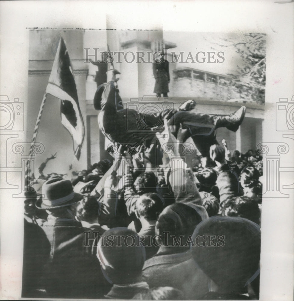 1953 Press Photo Iranian rioters toss policeman at royal palace Teheran, Iran- Historic Images
