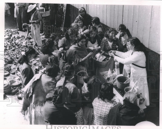 1966 Press Photo Mexican women sample fish fry, UN's Food and Agriculture- Historic Images
