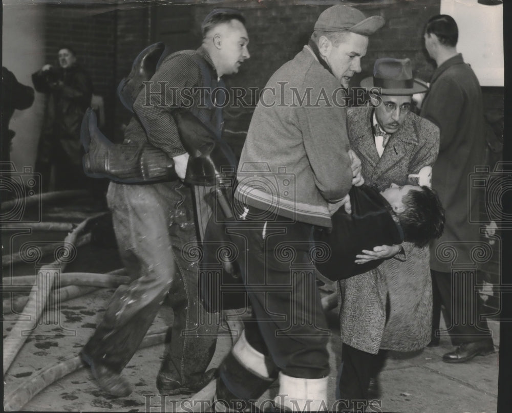 1952 Press Photo Milwaukee Fire Dept firefighters fighting a 4 alarm fire