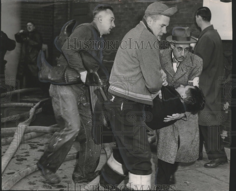Load image into Gallery viewer, 1952 Press Photo Milwaukee Fire Dept firefighters fighting a 4 alarm fire

