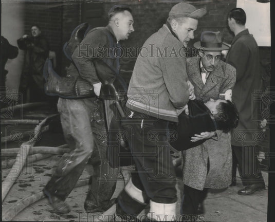 1952 Press Photo Milwaukee Fire Dept firefighters fighting a 4 alarm fire