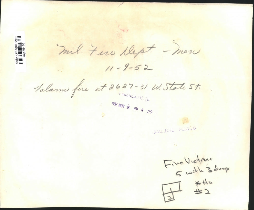 1952 Press Photo Milwaukee Fire Dept firefighters fighting a 4 alarm fire