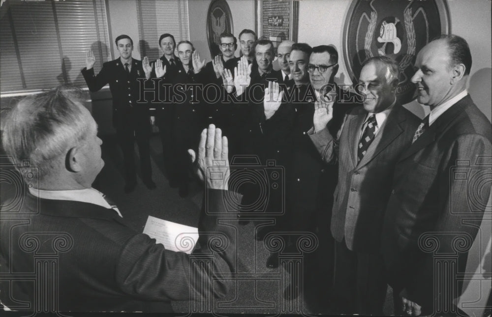 1974 Press Photo Carl Klitzke administers oath to firemen in ceremony, Milwaukee