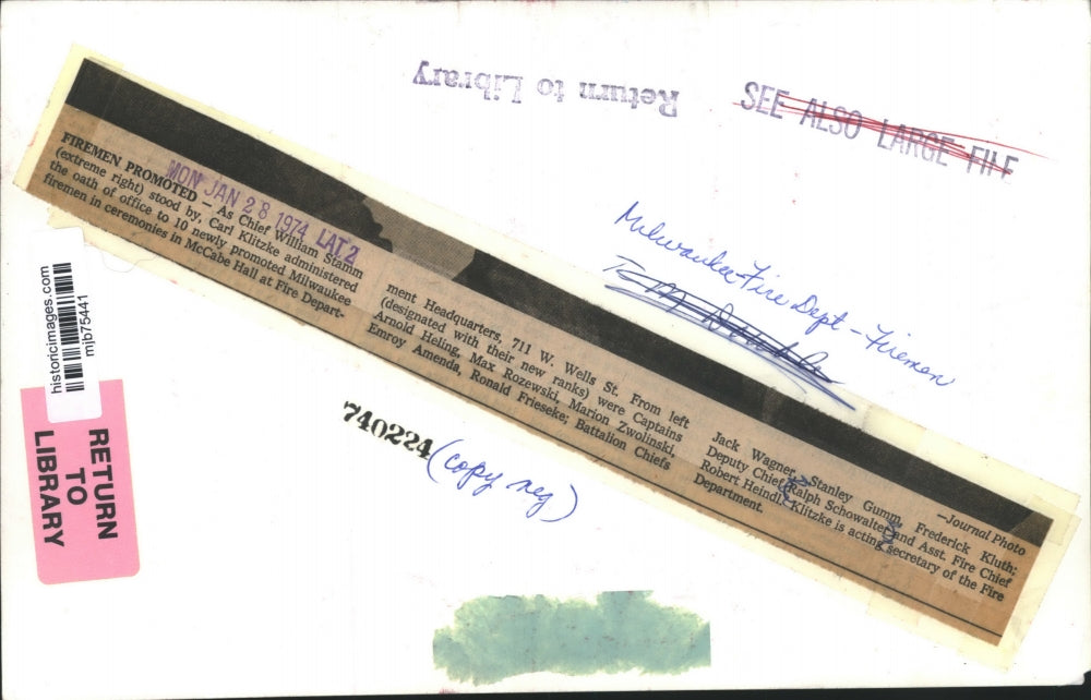 1974 Press Photo Carl Klitzke administers oath to firemen in ceremony, Milwaukee