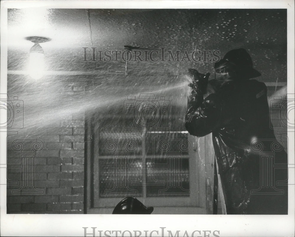 1975 Press Photo Jessie Valdez Milwaukee fireman turn off a sprinkler head