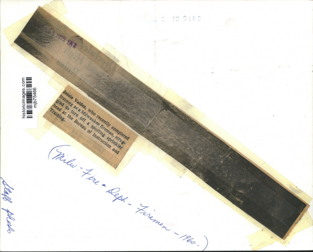 1975 Press Photo Jessie Valdez Milwaukee fireman turn off a sprinkler head