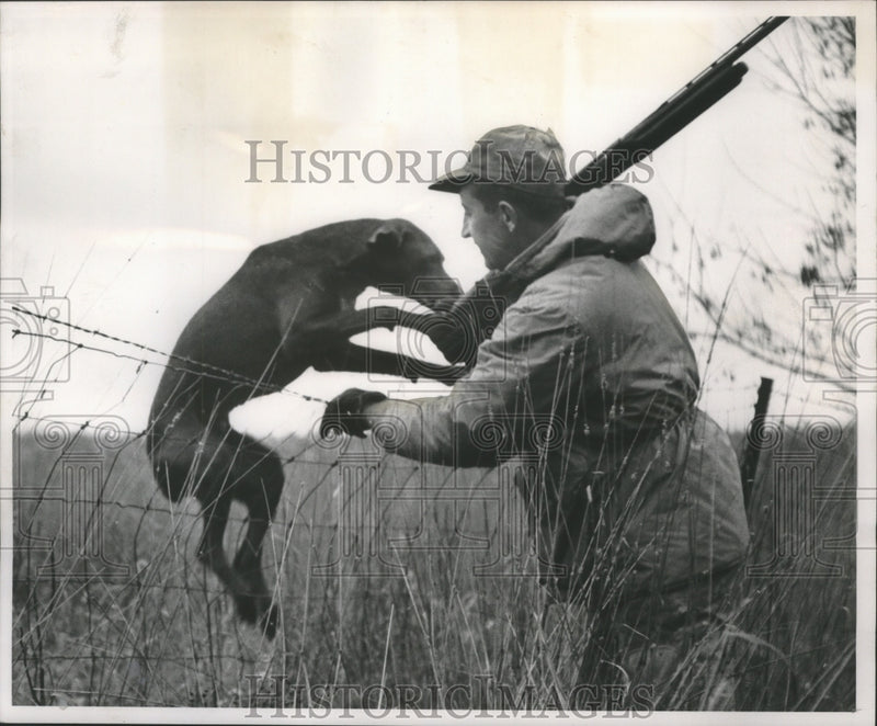 Load image into Gallery viewer, 1955 Press Photo Hunting Quail at Kickapoo Valley, Mel Ellis, and Rainey
