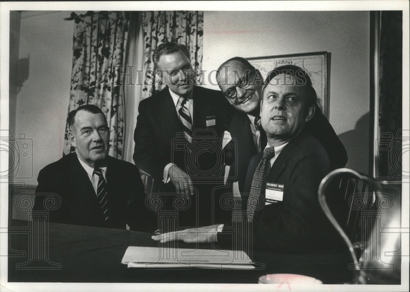 Load image into Gallery viewer, 1972 Press Photo WI, Jaicks, speaker at Financial Executive Institute &amp; others
