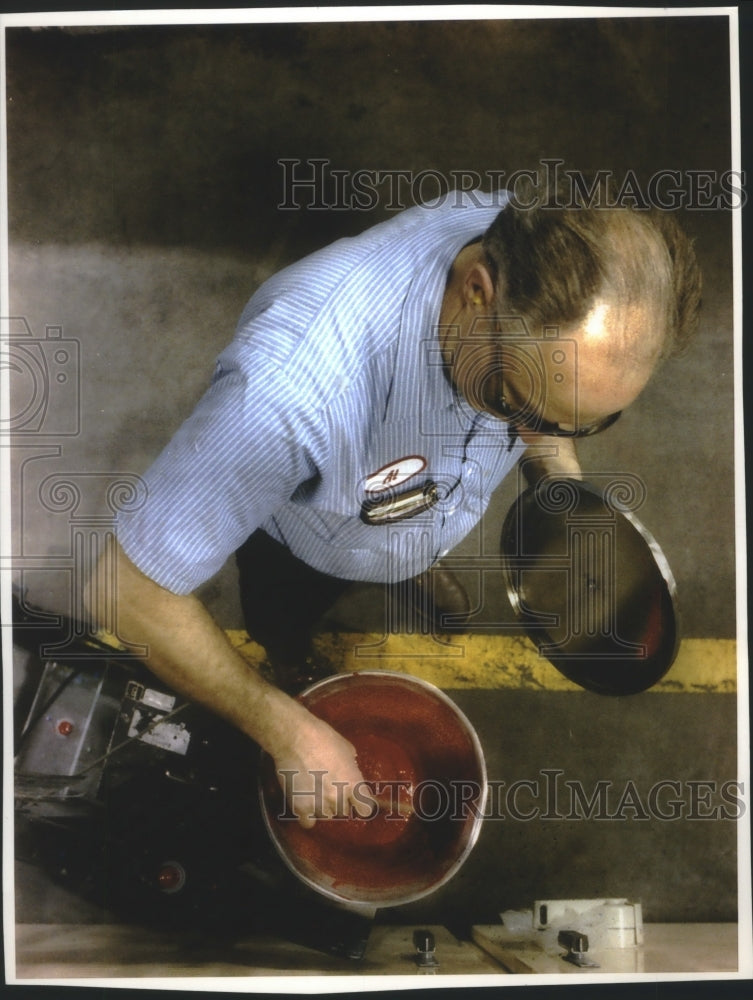 1993 Press Photo Al Carl, Johnson Wax, remixes the coloring dye.- Historic Images