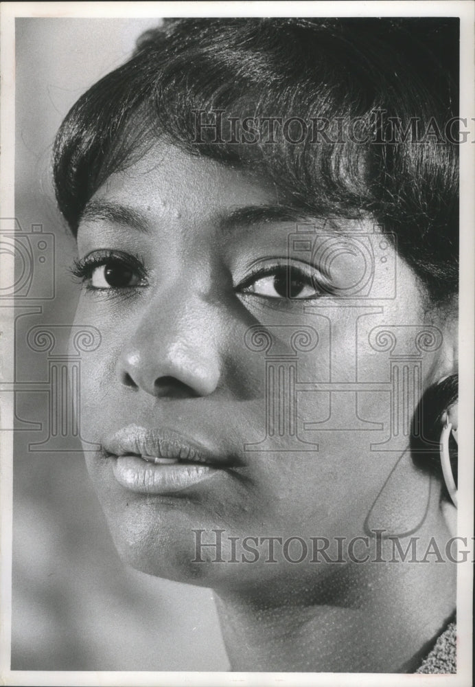 1966 Press Photo Miss Klesie Kelly, Singer in Milwaukee - mjb75590- Historic Images