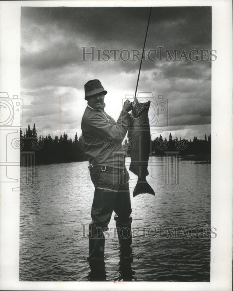 Load image into Gallery viewer, 1976 Press Photo Don Johnson, Sentinel Outdoor Writer with King Salmon in Alaska
