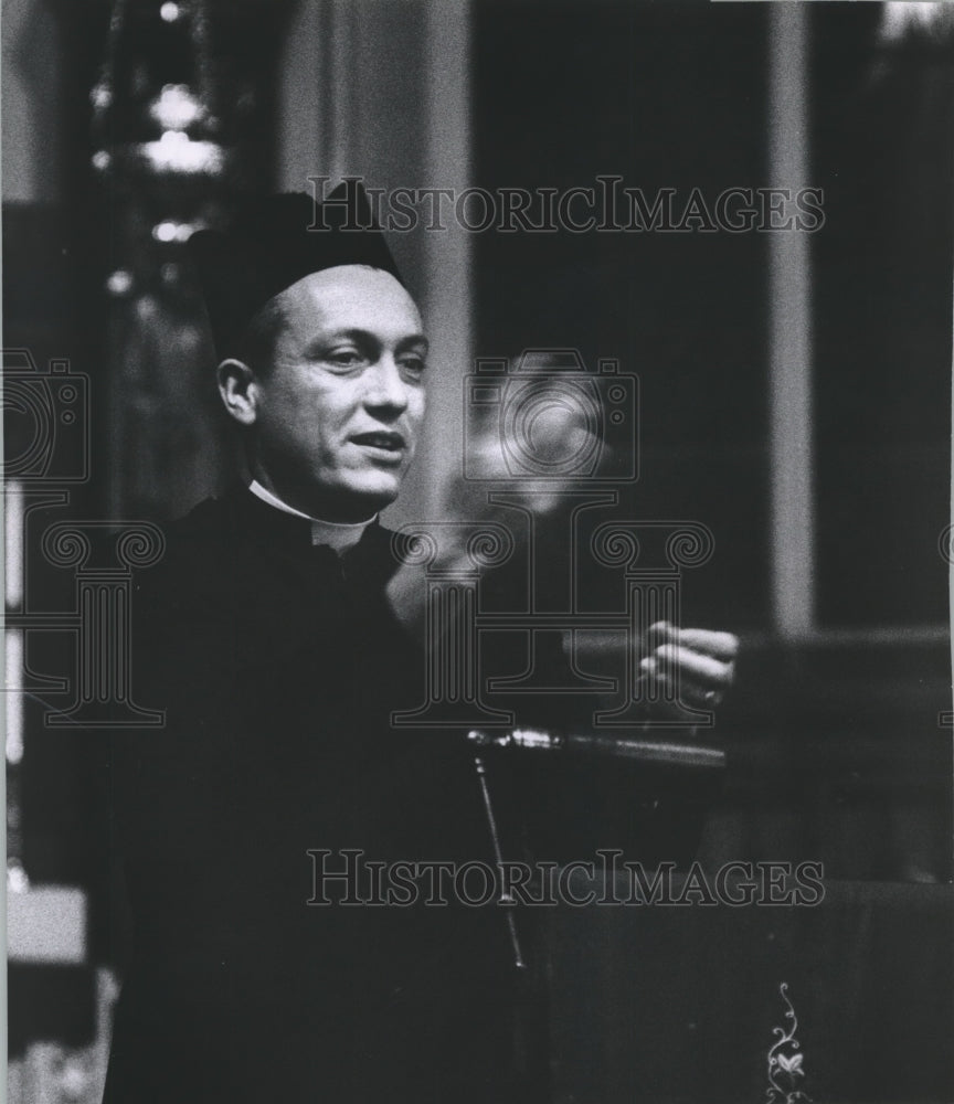 1962 Press Photo Reverend James A Jones Jr. speaking at Saint James in Milwaukee